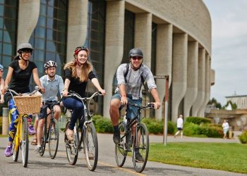 Nên Mặc Gì Đi Du Lịch Canada ? Cần Chuẩn Bị Những Gì ?